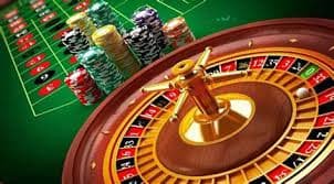 Pengguna ponsel membaca ketentuan cashback